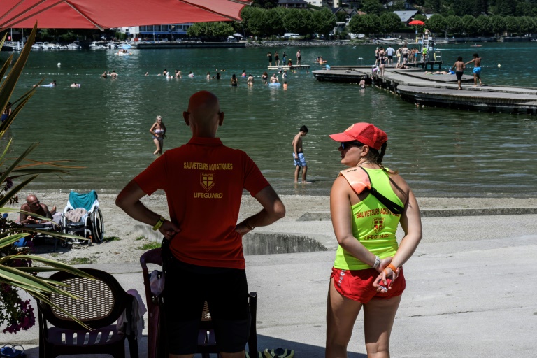 Des sauveteurs surveillent les baigneurs sur la plage municipale du Bourget-du-Lac, , en Savoie, le 8 août 2025