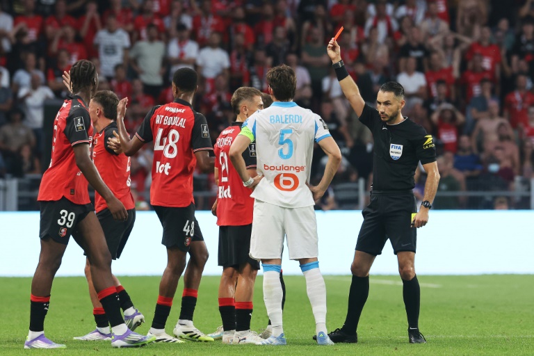 L'arbitre de la rencontre Jeremie Pignard expulse en première période le défenseur marocain Abdelhamid Ait Boudlal (3L) après une intervention en retard sur le Marseillais Pierre-Emerick Aubameyang.