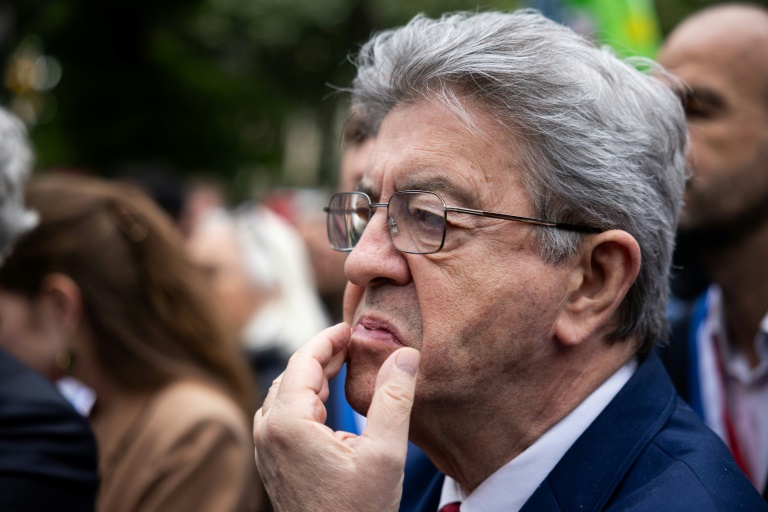 Le fondateur du parti de gauche La France Insoumise (LFI), Jean-Luc Mélenchon, participe à une mobilisation citoyenne organisée place des Invalides, à Paris, le 27 mai 2025