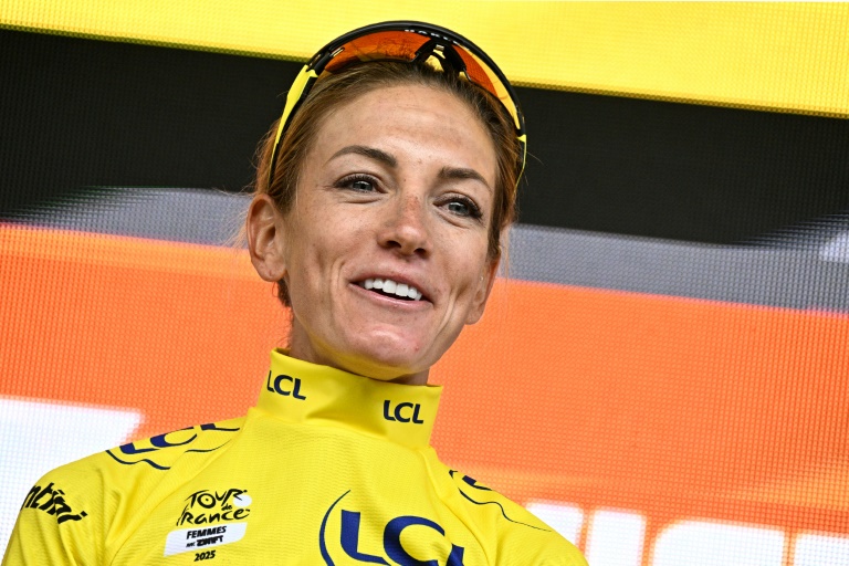 Pauline Ferrand-Prévot en jaune sur le podium final du Tour de France le 3 août 2025 à Châtel (Haute-Savoie). A 33 ans, la Française ajoute une ligne prestigieuse de plus à son exceptionnel palmarès