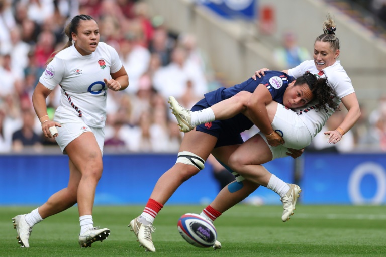 La troisième ligne française Teani Feleu (en bleu) plaque une Anglaise lors du tournoi des Six nations 2025.
