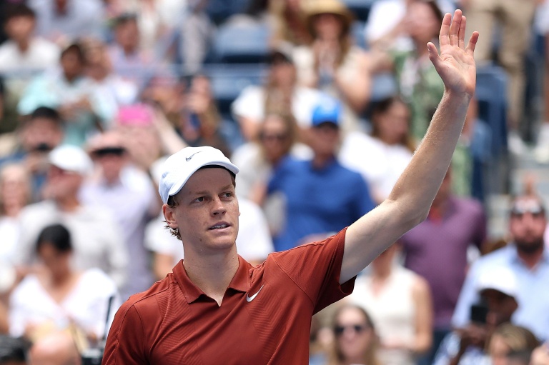 L'Italien Jannik Sinner célèbre sa victoire contre le Tchèque Vit Kopriva au premier tour du simple messieurs de l'US Open, au USTA Billie Jean King National Tennis Center, le 26 août 2025