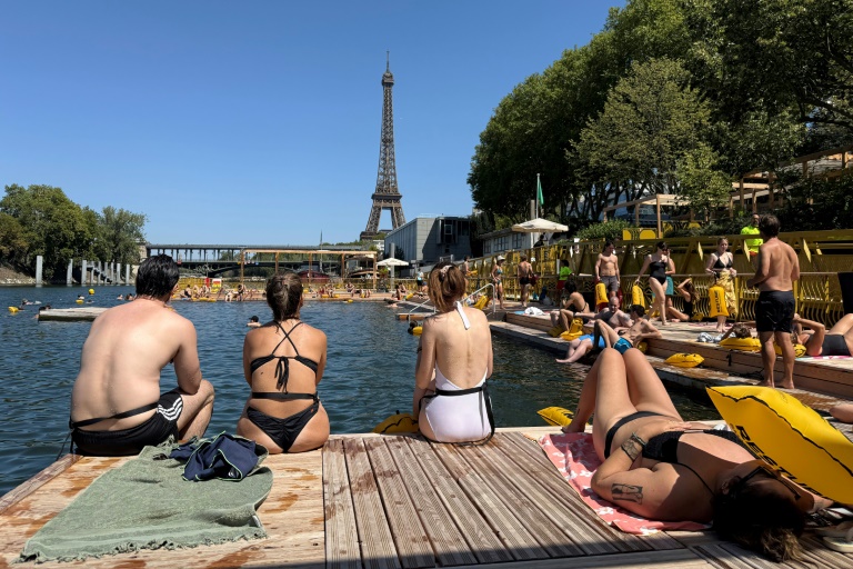 Des baigneurs quai de Grenelle au bord de Seine à Paris, le 11 août 2025