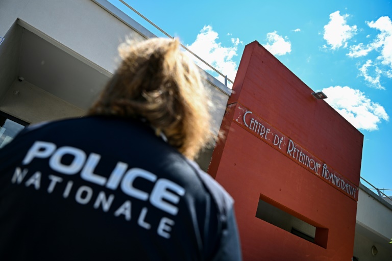 L'entrée du centre de rétention administrative de Nîmes le 24 juillet 2025