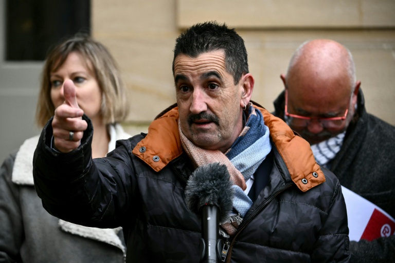 Le secrétaire général de Force Ouvrière (FO), Frédéric Souillot, s'adresse aux médias devant l'Hôtel de Matignon à Paris, le 9 janvier 2025