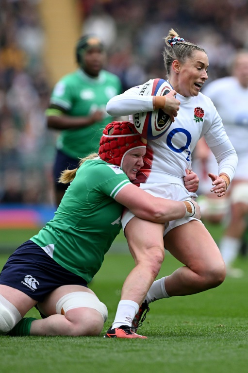 La troisième ligne irlandaise Aoife Wafer (droite) lors d'un match du Topurnoi des six nations contre l'Angleterre le 20 avril 2024 à Twickenham