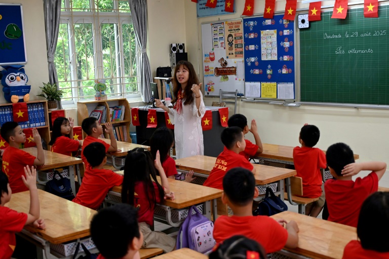 L'enseignante vietnaminenne Luu Thanh Hang donne un cours de français à ses élèves de primaire à l'école Doan Thi Diem d'Hanoï, la première de la capitale vietnamienne à avoir introduit le français en primaire, le 29 août 2025