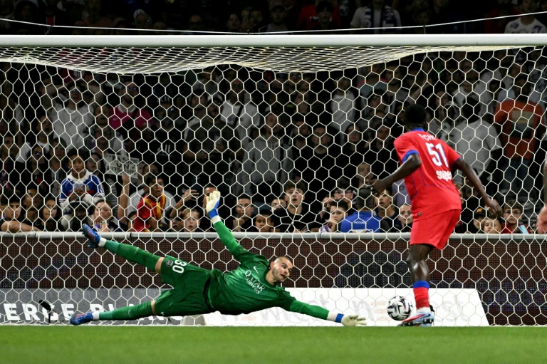 Le gardien du PSG Lucas Chevalier au moment d'encaisser le troisième but toulousain lors du match de Ligue 1 entre Paris et Toulouse le 30 août 2025