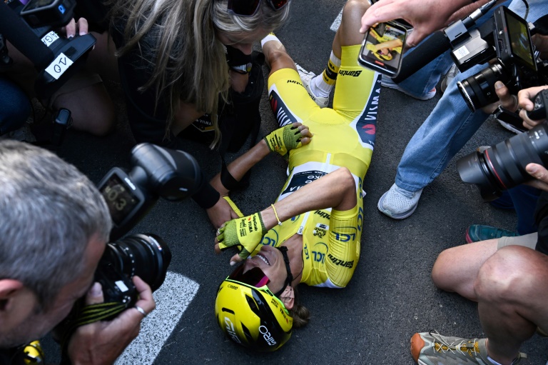 La Française Pauline Ferrand-Prévot, épuisée et émue, après avoir remporté le Tour de France, le 3 août 2025 à Châtel