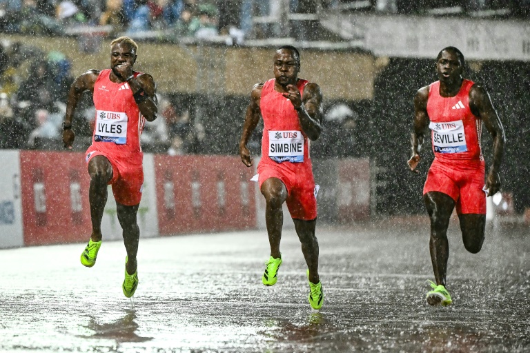 Sur 100 m, le Jamaïcain Oblique Seville (à droite) s'est imposé devant le champion olympique américain Noah Lyles (à gauche) mercredi au meeting de Ligue de diamant de Lausanne.