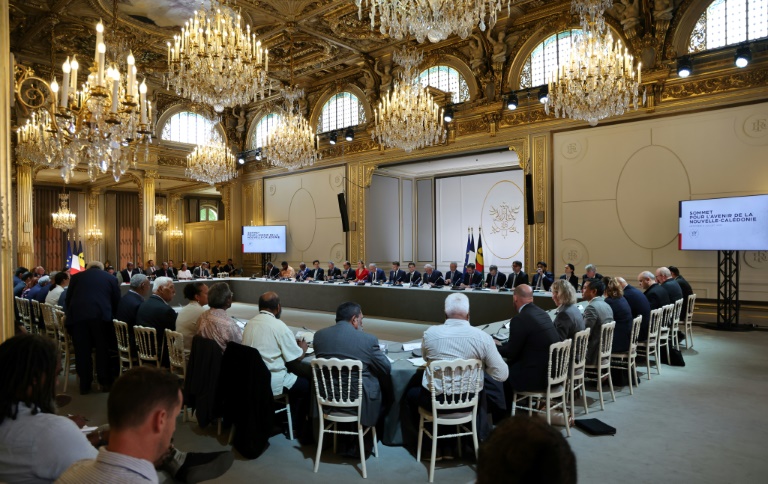Le président de la France, Emmanuel Macron (C), des membres du gouvernement français et d'autres responsables assistent à une session d'un sommet sur la Nouvelle-Calédonie au Palais de l'Élysée à Paris le 2 juillet 2025