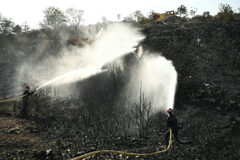 Des pompiers tentent d'éteindre les braises du gigantesque incendie dans l'Aude, le 9 août 2025 à Albas