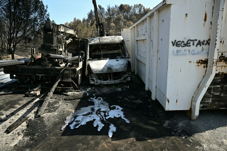 Des véhicules calcinés après des feux près de Coustouge, dans l'Aude, le 8 août 2025