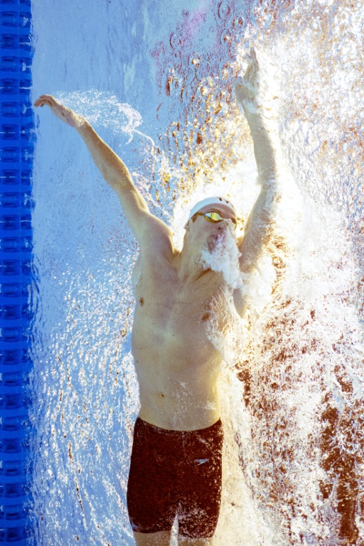 Le Français Léon Marchand lors de la finale du 4x200 m nage libre des Mondiaux à Singapour le 1er août 2025.
