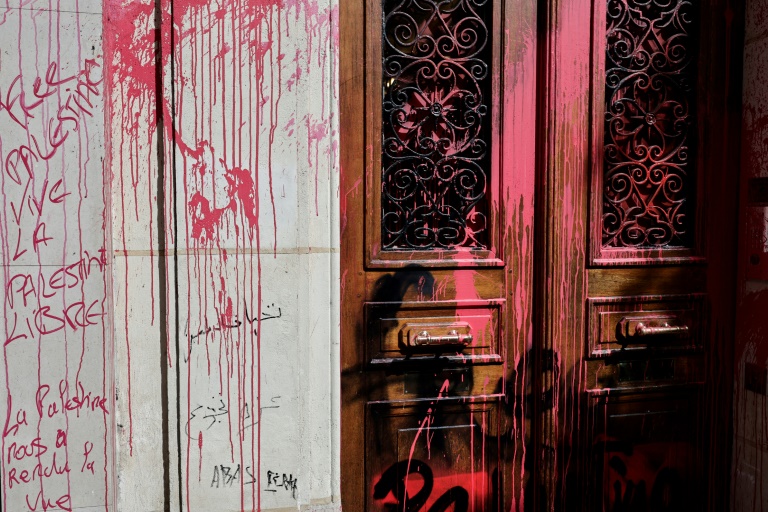 L'entrée des locaux de la compagnie aérienne israélienne El Al à Paris, recouverte de peinture rouge et de tags hostiles, le 7 août 2025