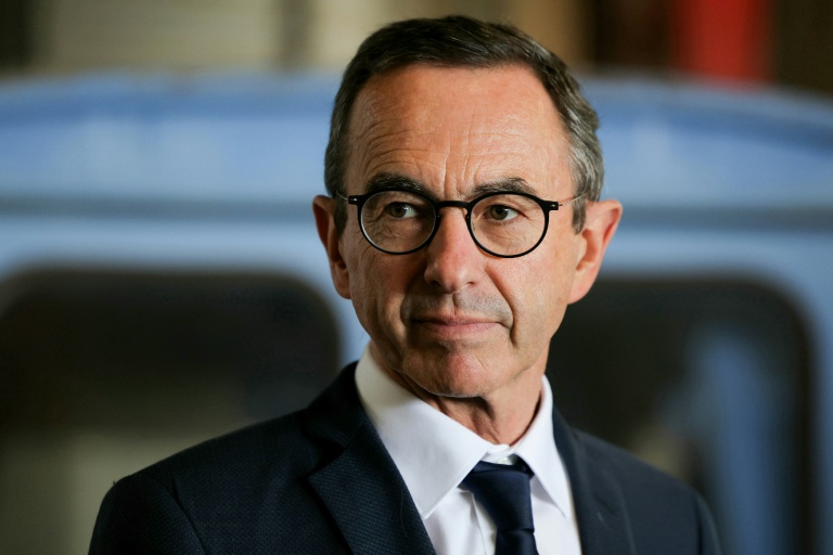 Le ministre français de l'Intérieur Bruno Retailleau lors d'une visite au Chemin du Genetet près de Condecourt, au nord de Paris, le 23 juillet 2025