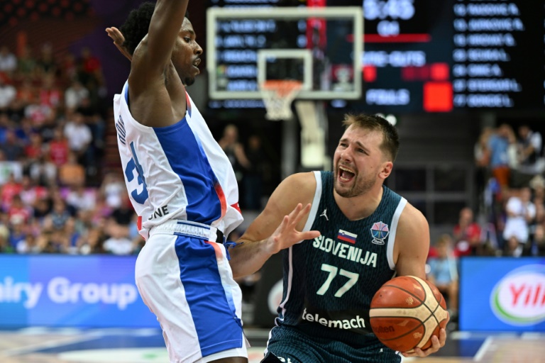 La star slovène Luka Doncic se joue de l'intérieur français Jaylen Hoard à l'Euro à Katowice, le 30 août 2025