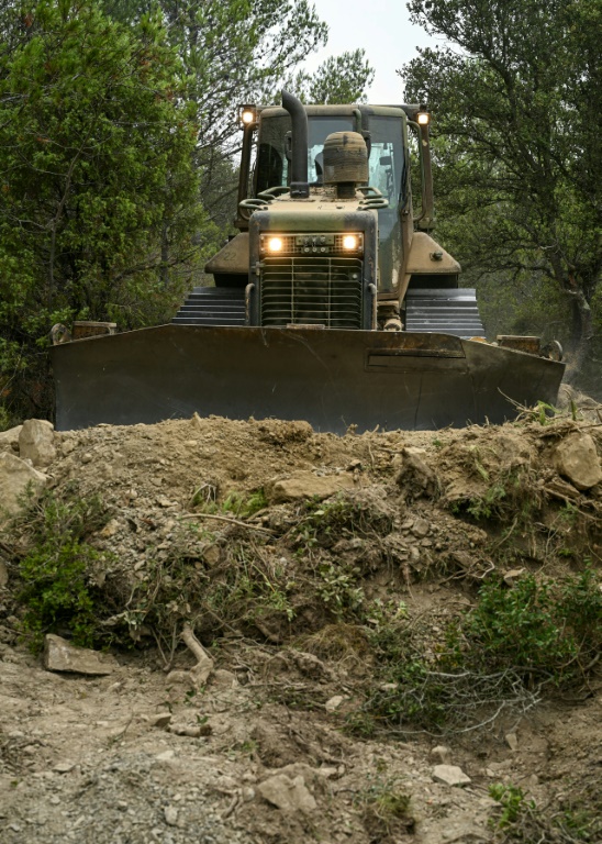 Un bulldozer trace un passage afin de faciliter l'accès des pompiers en cas d'incendie, le 8 août 2025 près de Talairan, dans l'Aude