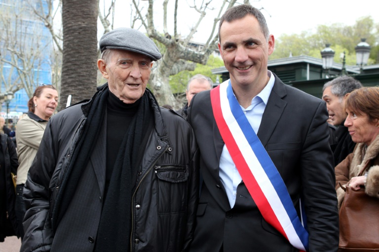 Le maire nouvellement élu de Bastia, le nationaliste Gilles Simeoni (d),  avec son père, Edmond Simeoni, ancien chef des nationalistes corses, après son élection lors de la séance inaugurale du conseil, le 5 avril 2014 à Bastia
