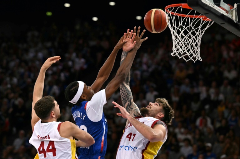 Bilal Coulibaly (en bleu) contre l'Espagne à Paris le 16 août 2025