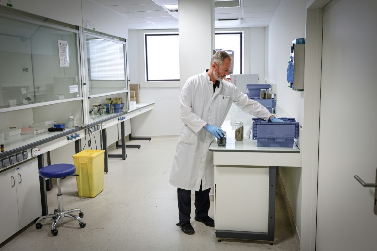 Le major de gendarmerie Christophe Briffa manipule des échantillons de bois brûlé à l'Institut de recherche criminelle de la gendarmerie nationale (IRCGN), à Cergy-Pontoise