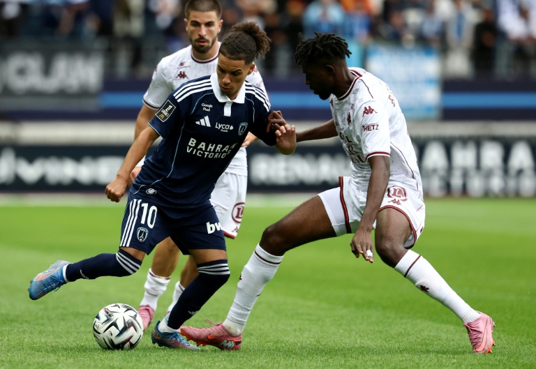 Le milieu du Paris FC Ilan Kebbal au duel avec l'attaquant messin Cheikh Sabaly lors du match de Ligue 1 entre le PFC et le FC Metz au stade Jean-Bouin le 31 août 2025