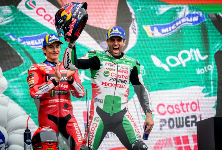 Le Français Johann Zarco sur la plus haute marche du podium fête sa victoire au Grand Prix de France devant Marc Marquez le 11 mai 2025 sur le circuit Bugatti du Mans dans la Sarthe en France