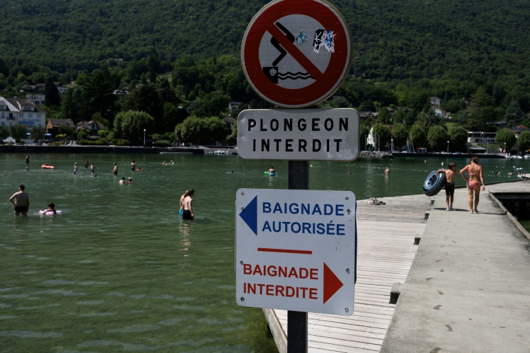 Des panneaux de signalisation pour la baignade sur le lac du Bourget, en Savoie, le 8 août 2025