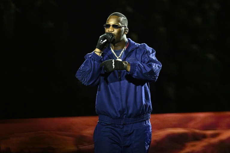 Le rappeur français SDM se produit au Parc des Princes avant une rencontre entre le PSG et l'OM, le 16 mars 2025 à Paris