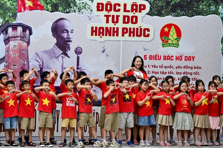 Des élèves et leur professeure posent pour une photo de classe à l'école Doan Thi Diem d'Hanoï, la première de la capitale vietnamienne à avoir introduit le français en primaire, le 29 août 2025