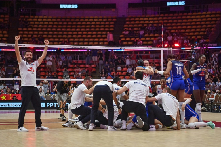 Le staff des Bleues, dont le sélectionneur espagnol César Hernandez (G) célèbrent la victoire face à la Chine, en 8e de finale du Mondial, le 31 août 2025 à Bangkok
