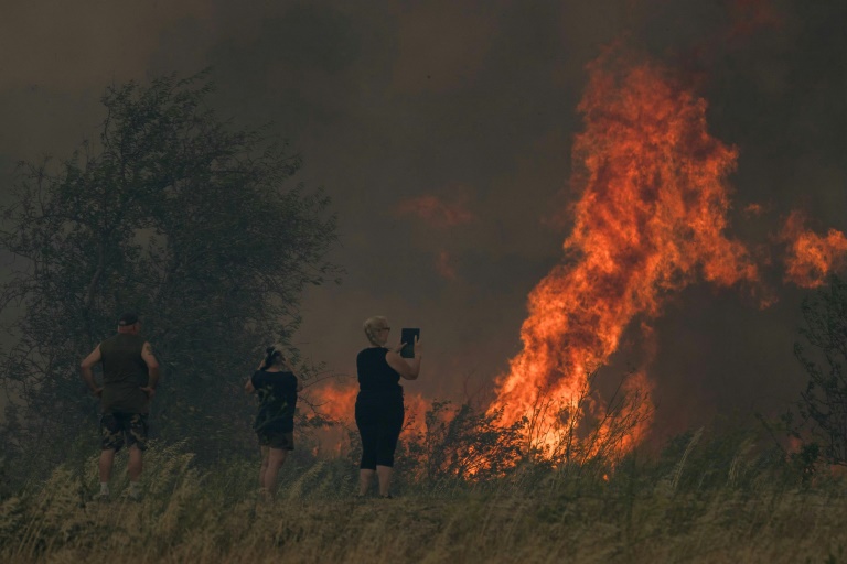 Une habitante filme un incendie à Tournissan, dans l'Aude, le 5 août 2025