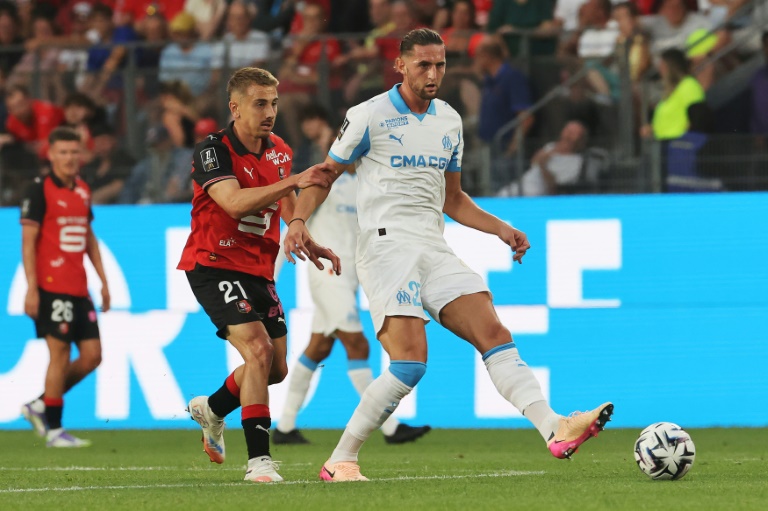 Le milieu de terrain de l'OM Adrien Rabiot (D) avec le ballon lors de la rencontre de Ligue 1 face au Stade rennais, à Rennes, le 15 août 2025