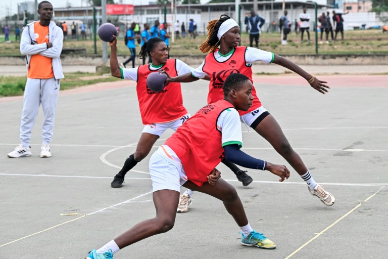 Des joueurs de l'équipe nationale de Côte d'Ivoire s'entraînent au dodgeball à l'Institut National de la Jeunesse et des Sports (INJS) dans la commune de Marcory, à Abidjan, le 11 août 2025