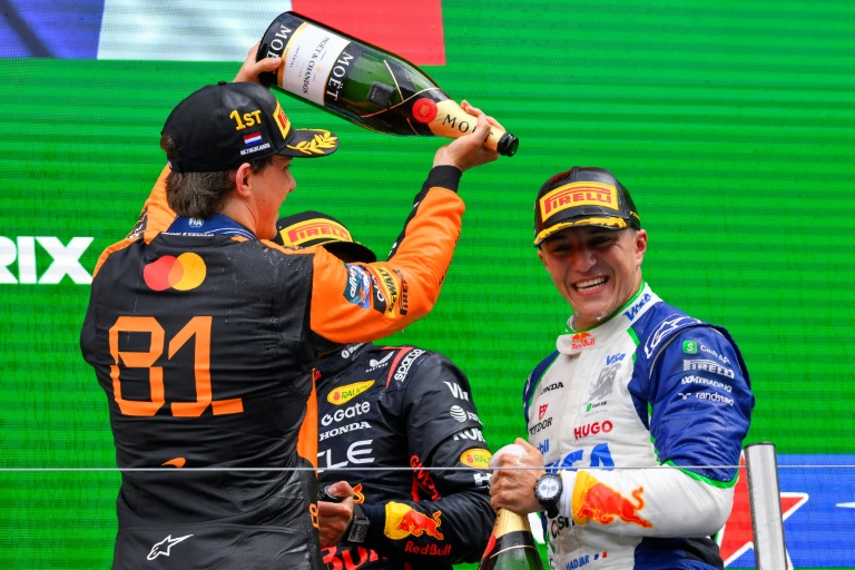 Le Français Isack Hadjar (de face) ravi de sa troisième place au Grand Prix des Pays-Bas à Zandvoort, le 31 août 2025