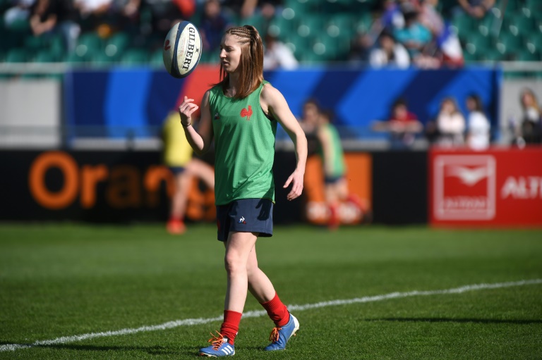 La demi de mêlée française Pauline Bourdon Sansus avant un match du Tournoi des six nations contre l'Angleterre le 2 février 2020 à Pau