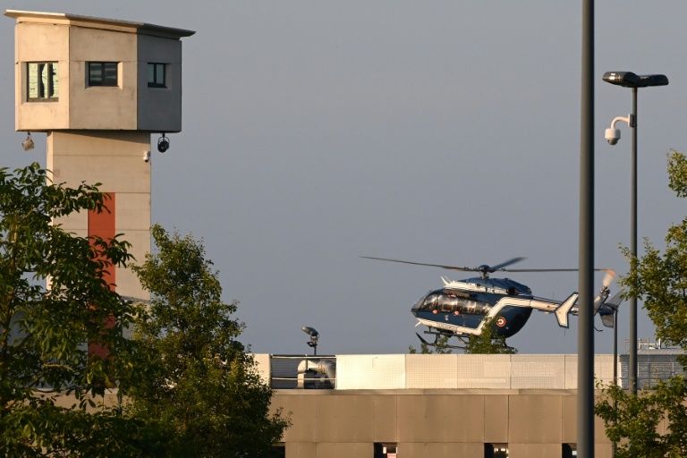 Un hélicoptère de la gendarmerie se pose à la prison de Condé-sur-Sarthe, le 11 juin 2025 dans l'Orne, pour transférer le trafiquant de drogue Mohamed Amra au Palais de Justice de Paris en vue d'une comparution