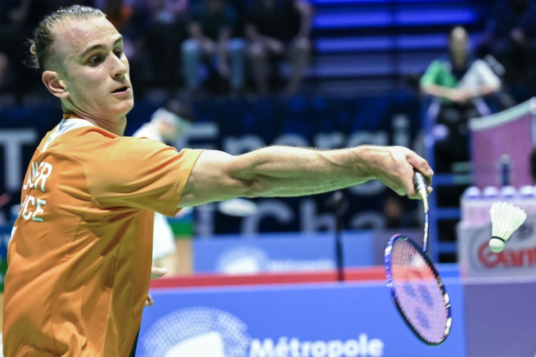 Le Français Alex Lanier en seizièmes de finale des Monfiaux de badminton contre le Croate Aria Dinata le 27 août 2025 à Paris