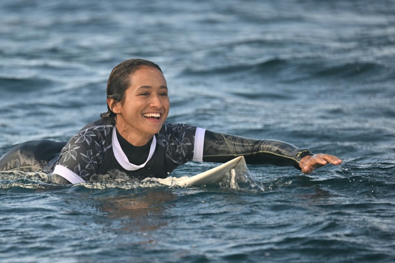 La surfeuse française Vahine Fierro lors d'une séance d'entraînement aux JO, le 22 juillet 2024 à Teahupo'o (Polynésie)