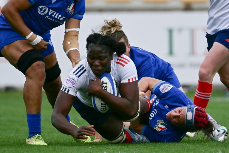 La troisième ligne française (ballon en main) Madoussou Fall-Raclot plaquée par une Italienne lors du tournoi des Six nations 2025.