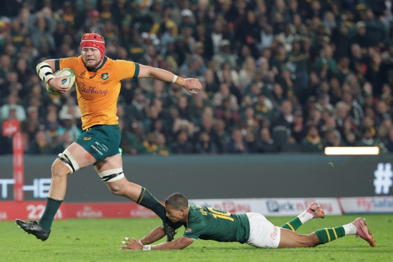 Le capitaine australien Harry Wilson échappe au plaquage de Manie Libbok pour inscrire son deuxième essai, le 16 août 2025.