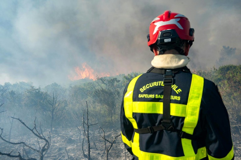 Un pompier dans le département de l'Aude près de Ribaute et de Saint-Laurent-de-la-Cabrerisse, dans l'Aude, le 7 août 2025