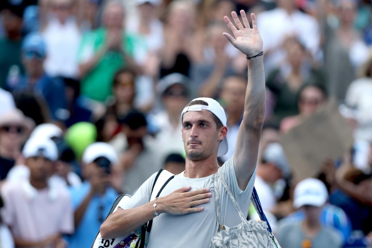 Le Français Térence Atmane salue le public après sa défaite contre Jannik Sinner en demi-finale du Masters 1000 de Cincinnati, le 16 août 2025