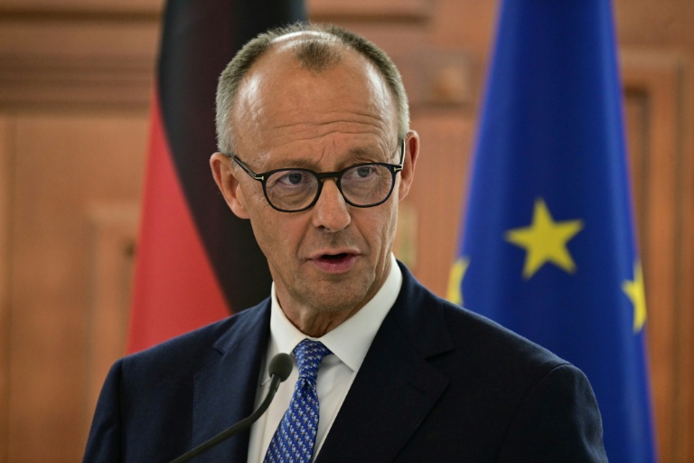 Le chancelier allemand Friedrich Merz parle à la presse à Chisinau, en Moldavie, le 27 août 2025
