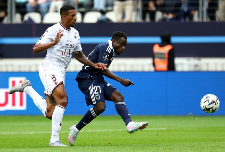 L'attaquant nigérian du PFC Moses Simon lors du match de Ligue 1 entre le Paris FC et le FC Metz au stade Jean-Bouin le 31 août 2025