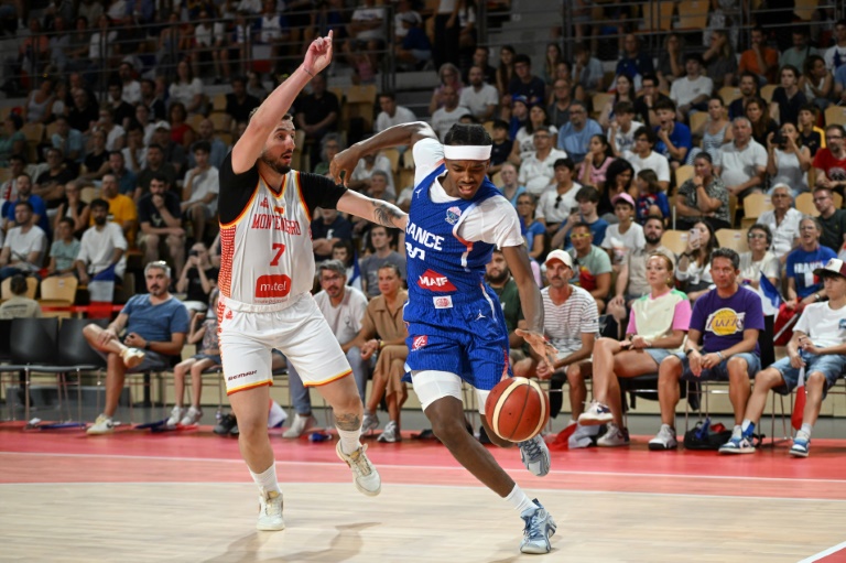 L'ailier des Bleus Bilal Coulibaly déborde le Monténégrin Andrija Slavkovic en préparation à l'EuroBasket, le 4 août 2025 au Vendéspace