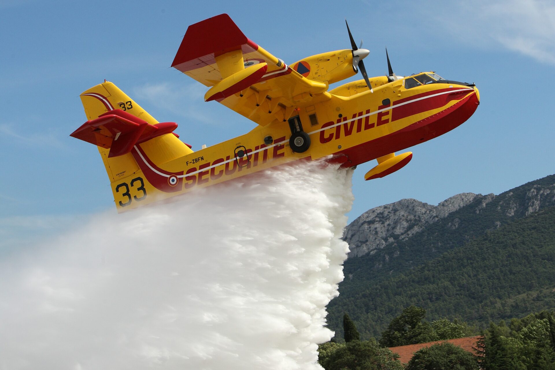Pourquoi la France manque-t-elle de Canadairs pour lutter contre les incendies ?