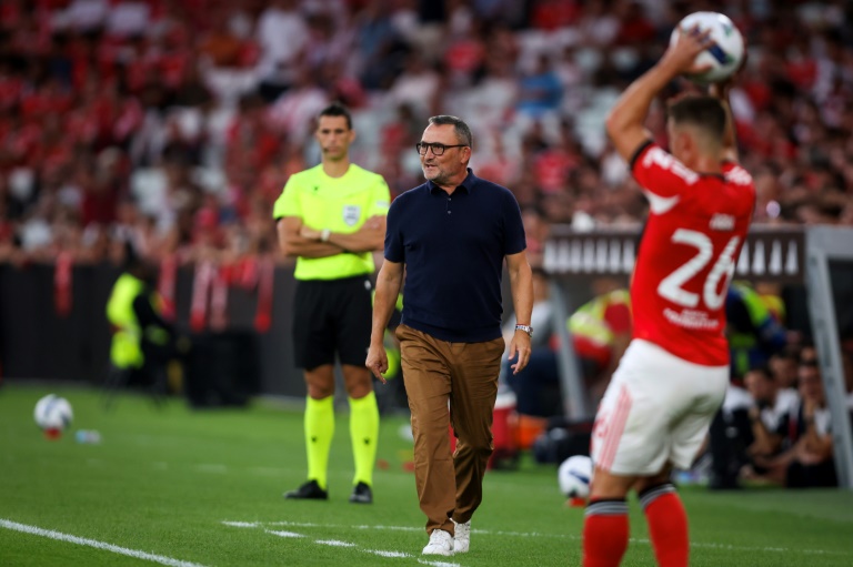 L'entraîneur de Nice Franck Haise face à Benfica en tour préliminaire de Ligue des champions, le 12 août 2025 à Lisbonne