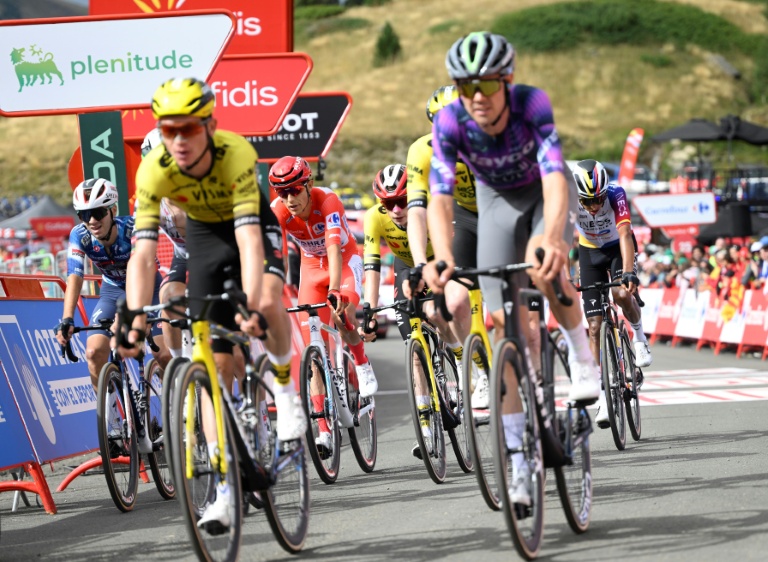 Le Norvégien Torstein Traeen (droite) a conservé la tête du Tour d'Espagne devant le Danois Jonas Vingegaard (gauche) à l'issue de la 7e étape à Cerler, le 29 août 2025