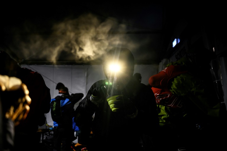 Un coureur mange lors de la 22ème édition de l'Ultra Trail du Mont Blanc (UTMB), le 30 août 2025
